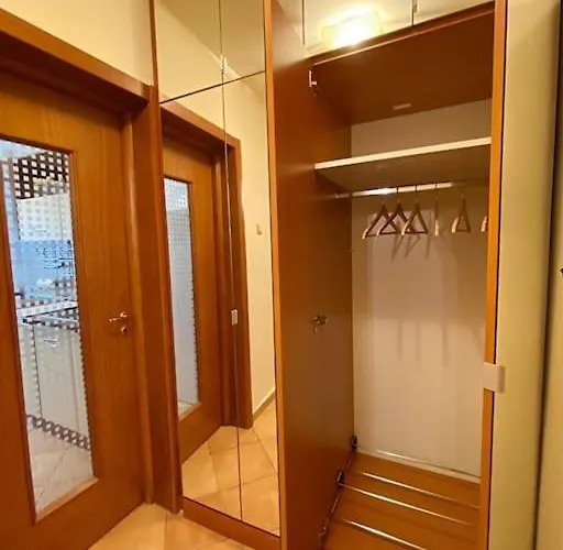 Daire Lovely & Quiet 1-bedroom With Free Parking Bükreş