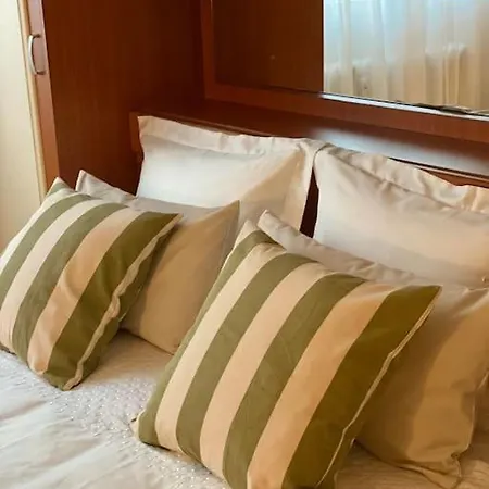 Lovely & Quiet 1-bedroom With Free Parking * Бухарест