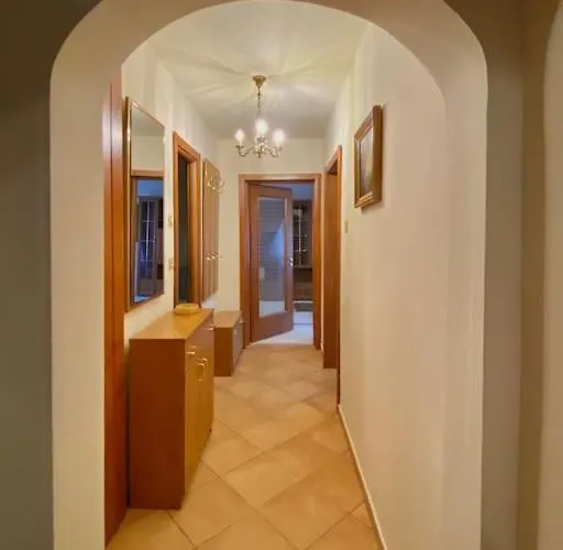 Lovely & Quiet 1-bedroom With Free Parking Апартаменти