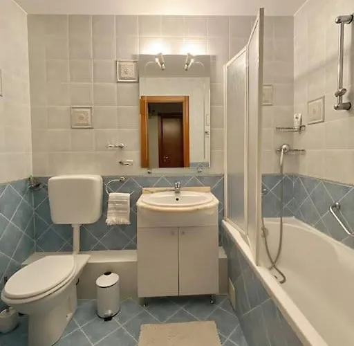 Апартаменти Lovely & Quiet 1-bedroom With Free Parking *